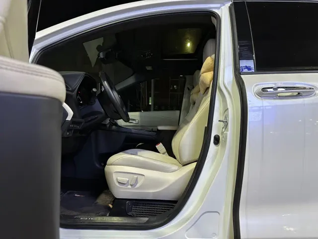 Toyota Sienna — Фото автомобиля 5