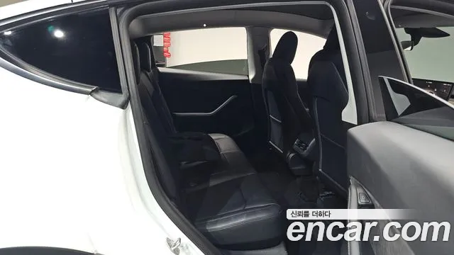 Tesla Model Y — Фото автомобиля 17