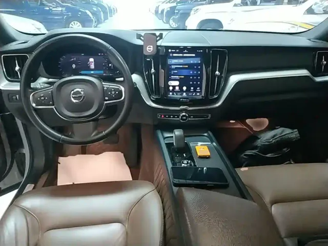 Volvo XC60 — Фото автомобиля 9