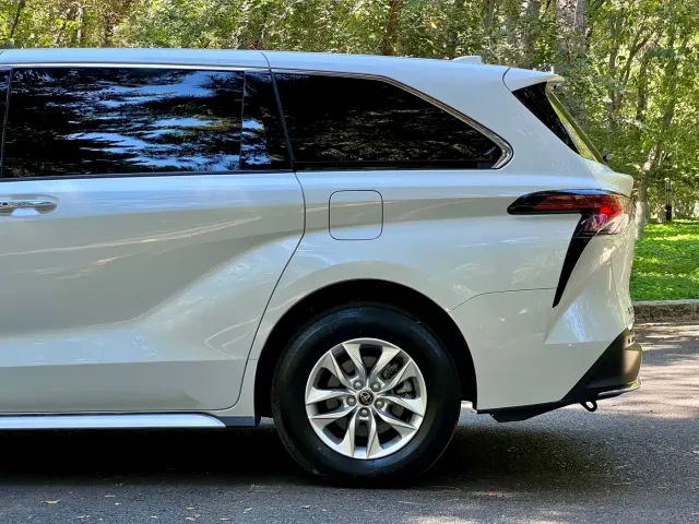 Toyota Granvia 2024 2.5L Hybrid Comfort — Фото автомобиля 19