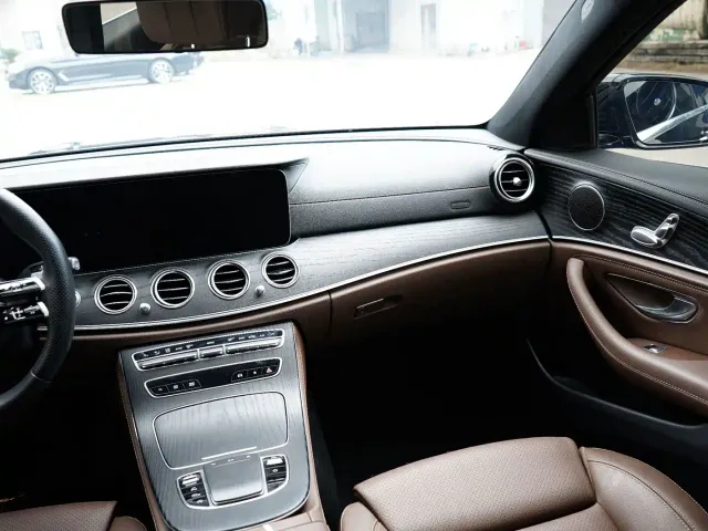 Mercedes-Benz E-Class — Фото автомобиля 11