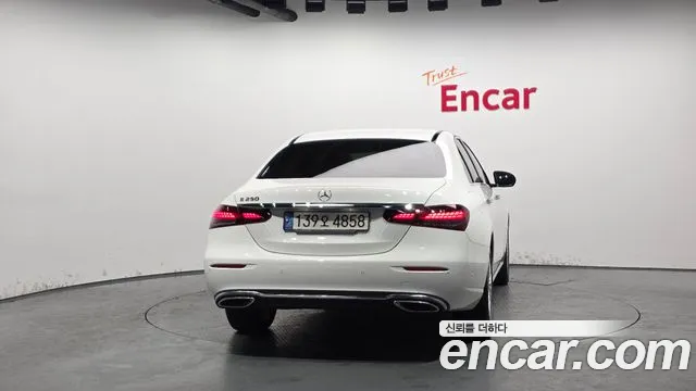 Mercedes-Benz E-Class — Фото автомобиля 4