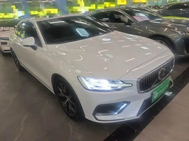 Volvo S60 — Фото автомобиля 3