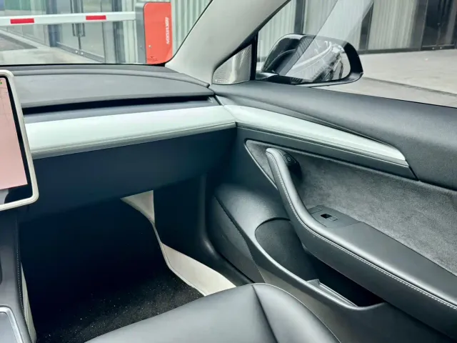Tesla Model 3 — Фото автомобиля 12