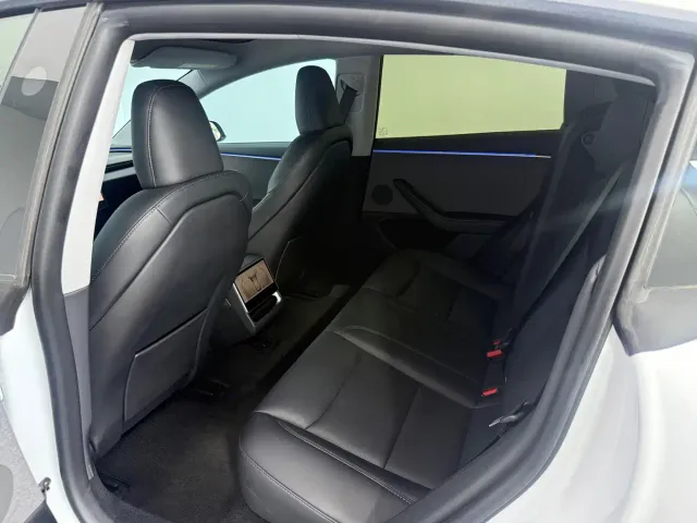 Tesla Model 3 — Фото автомобиля 9