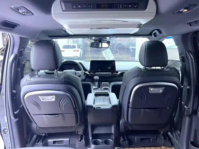 Toyota Sienna — Фото автомобиля 9