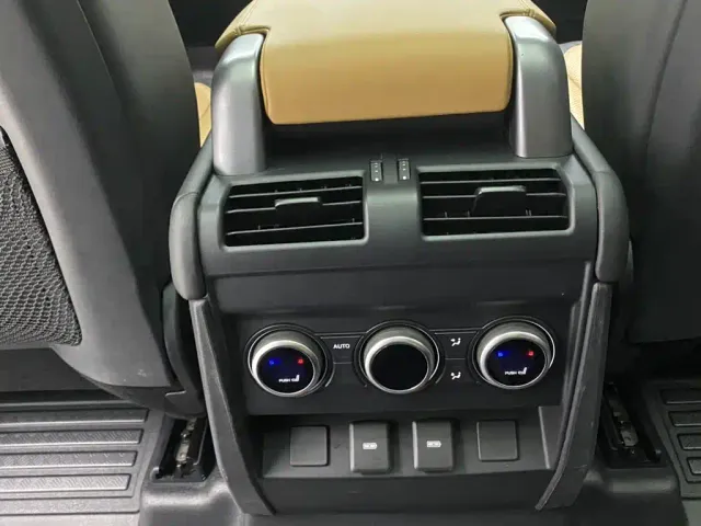Land Rover Defender — Фото автомобиля 27