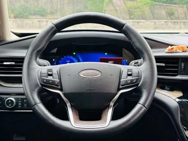Ford Explorer — Фото автомобиля 10