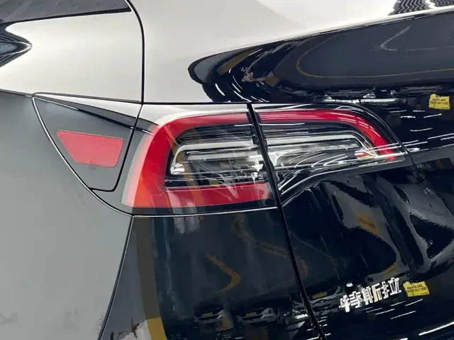 Tesla Model Y — Фото автомобиля 10