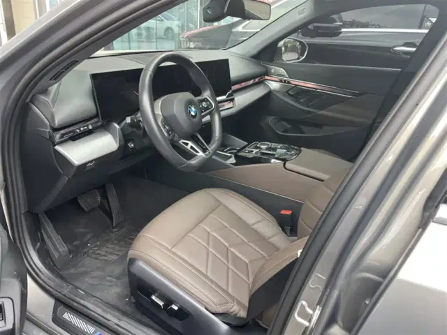 BMW 5 Series — Фото автомобиля 3