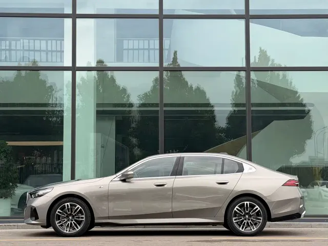 BMW 5 Series — Фото автомобиля 2