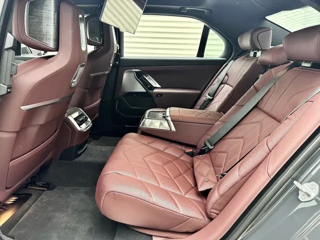 BMW i7 — Фото автомобиля 9