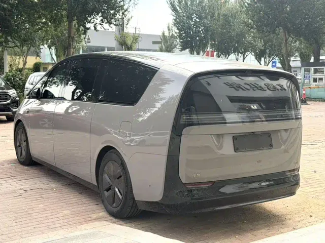 Li Auto MEGA — Фото автомобиля 11