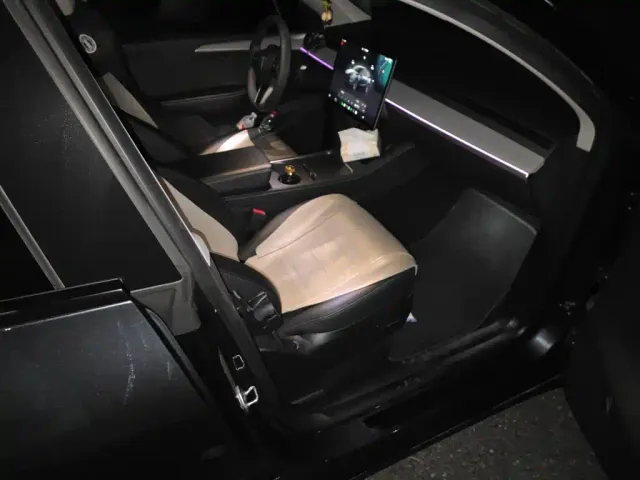 Tesla Model Y — Фото автомобиля 19