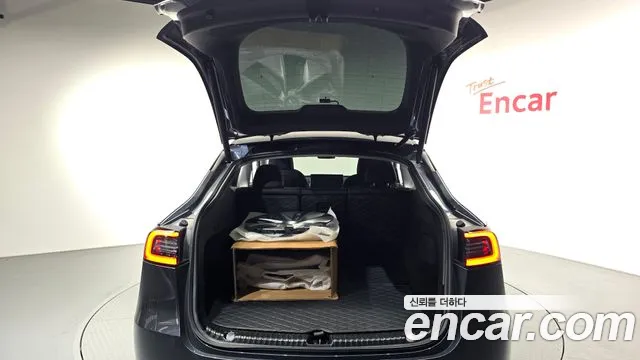 Tesla Model Y — Фото автомобиля 17
