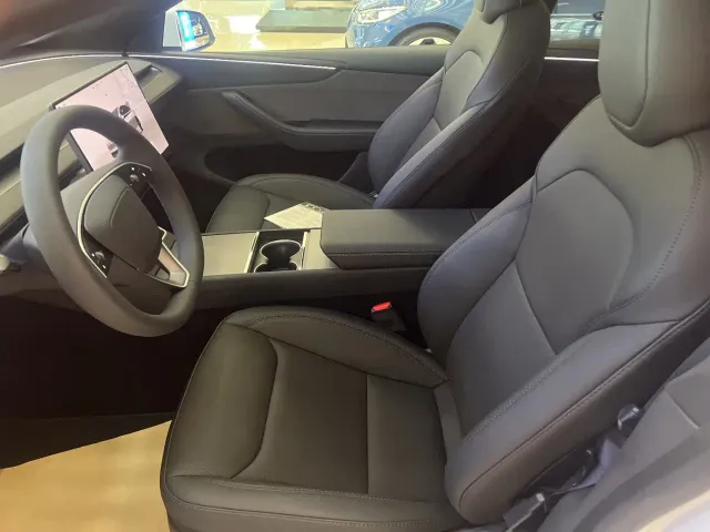 Tesla Model Y — Фото автомобиля 8