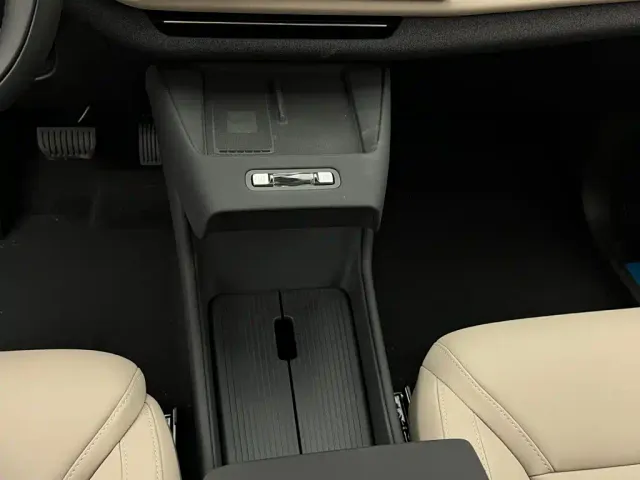 Volvo XC70 Plug-in Hybrid — Фото автомобиля 8