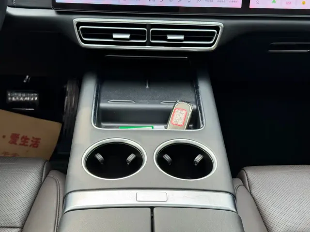 Li Auto L8 — Фото автомобиля 13
