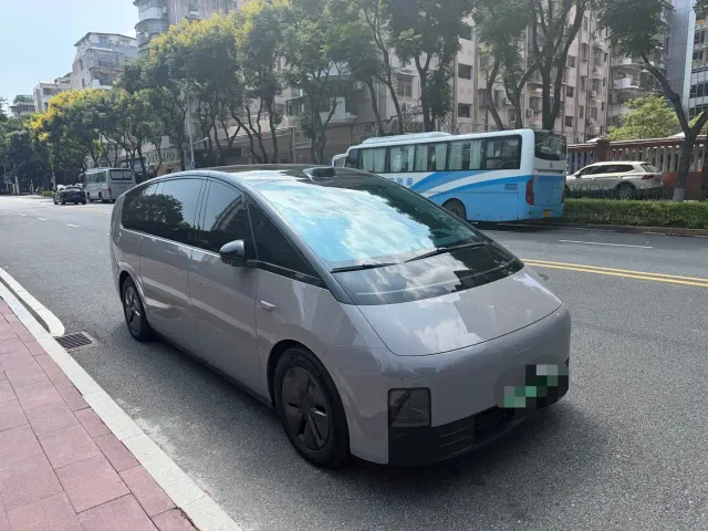 Li Auto MEGA — Фото автомобиля 3