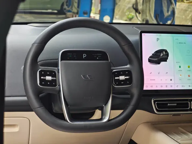 Li Auto L8 — Фото автомобиля 8