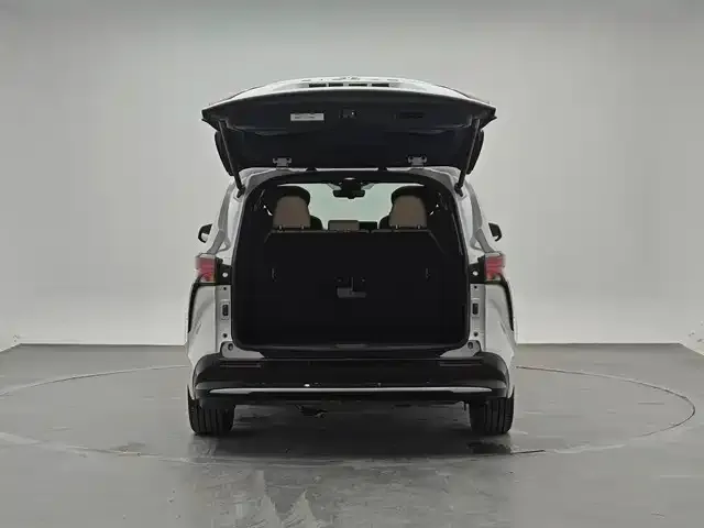 Toyota Sienna — Фото автомобиля 12