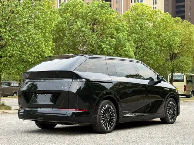 Xpeng X9 — Фото автомобиля 13