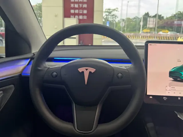 Tesla Model Y — Фото автомобиля 12