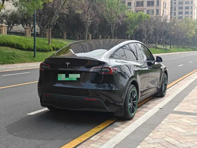 Tesla Model Y — Фото автомобиля 5