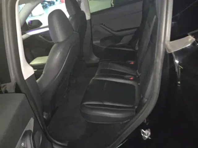 Tesla Model Y — Фото автомобиля 11