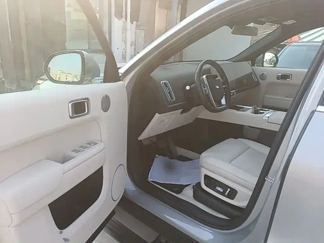Li Auto L8 — Фото автомобиля 15