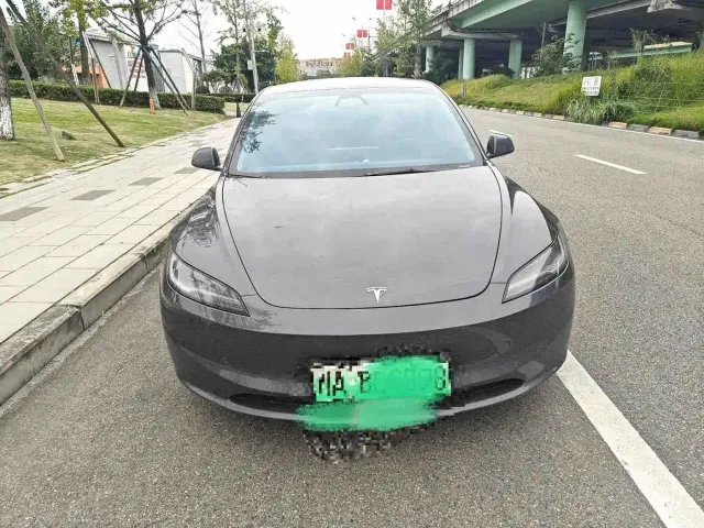Tesla Model 3 — Фото автомобиля 2