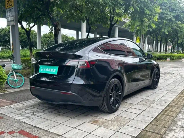 Tesla Model Y — Фото автомобиля 14