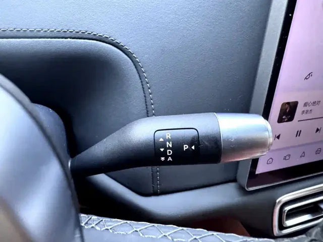 Li Auto L8 — Фото автомобиля 15