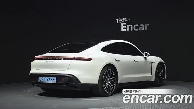 Porsche Taycan — Фото автомобиля 2