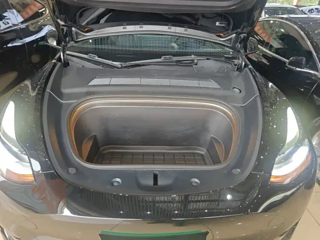 Tesla Model Y — Фото автомобиля 18