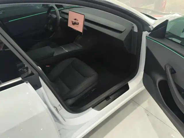 Tesla Model 3 — Фото автомобиля 8