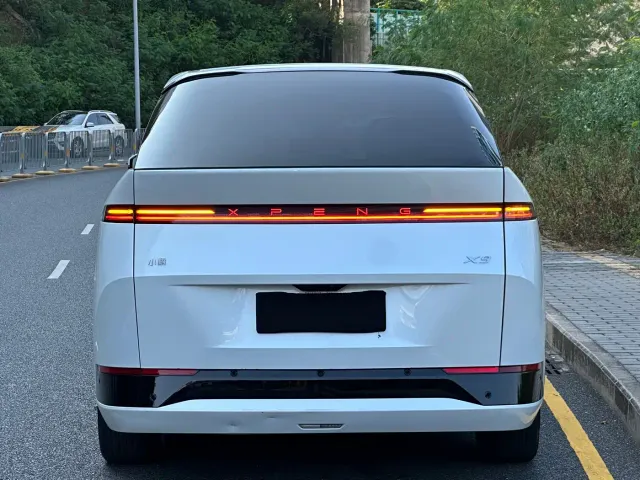 Xpeng X9 — Фото автомобиля 5