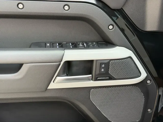 Land Rover Defender — Фото автомобиля 5