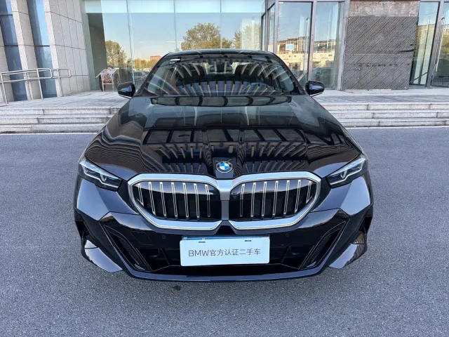 BMW 5 Series — Фото автомобиля 3