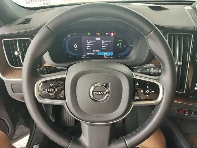Volvo XC60 — Фото автомобиля 10