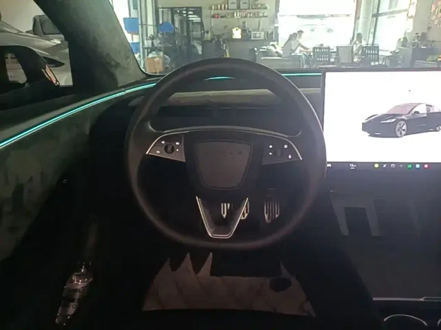 Tesla Model 3 — Фото автомобиля 10