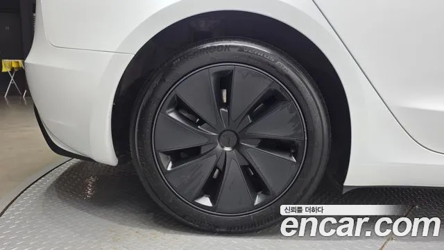 Tesla Model 3 — Фото автомобиля 5