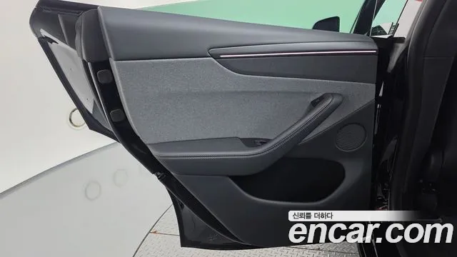 Tesla Model Y — Фото автомобиля 24