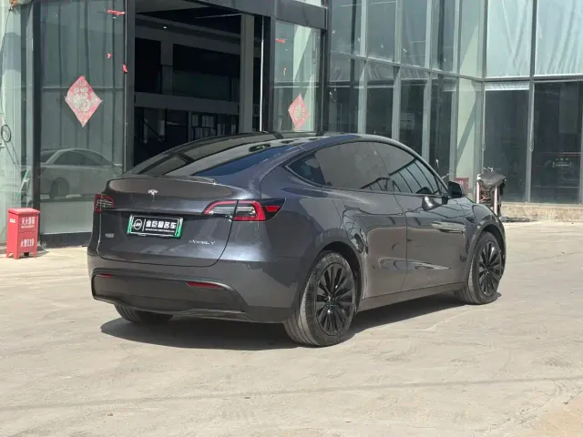 Tesla Model Y — Фото автомобиля 14