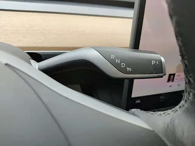 Tesla Model 3 — Фото автомобиля 13