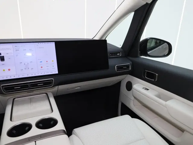 Li Auto MEGA — Фото автомобиля 12