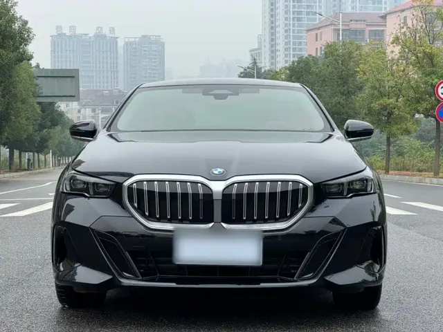 BMW 5 Series — Фото автомобиля 11