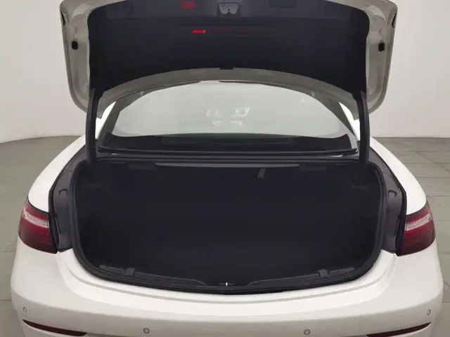 Mercedes-Benz E-Class — Фото автомобиля 16