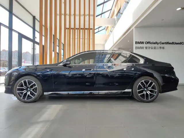 BMW i7 — Фото автомобиля 4