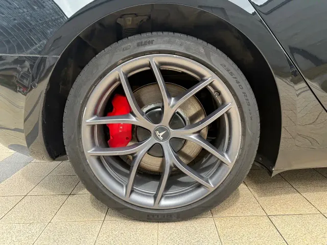 Tesla Model 3 — Фото автомобиля 11